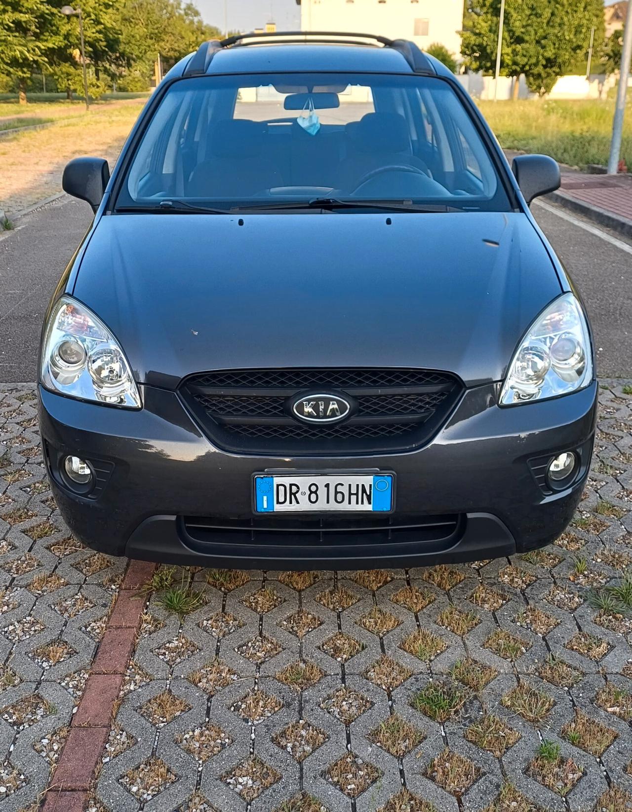 Kia Carens 2.0 CVVT LX Family