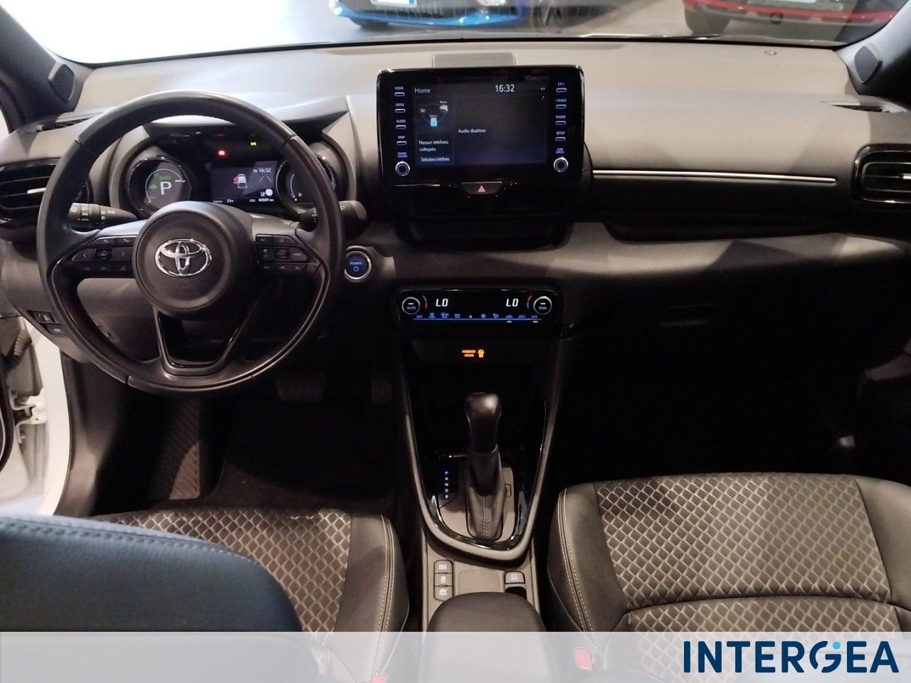 TOYOTA Yaris 1.5h Lounge