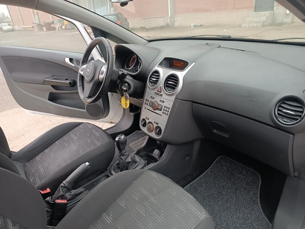 Opel Corsa 2011---1.2 Benzina Neopatentati