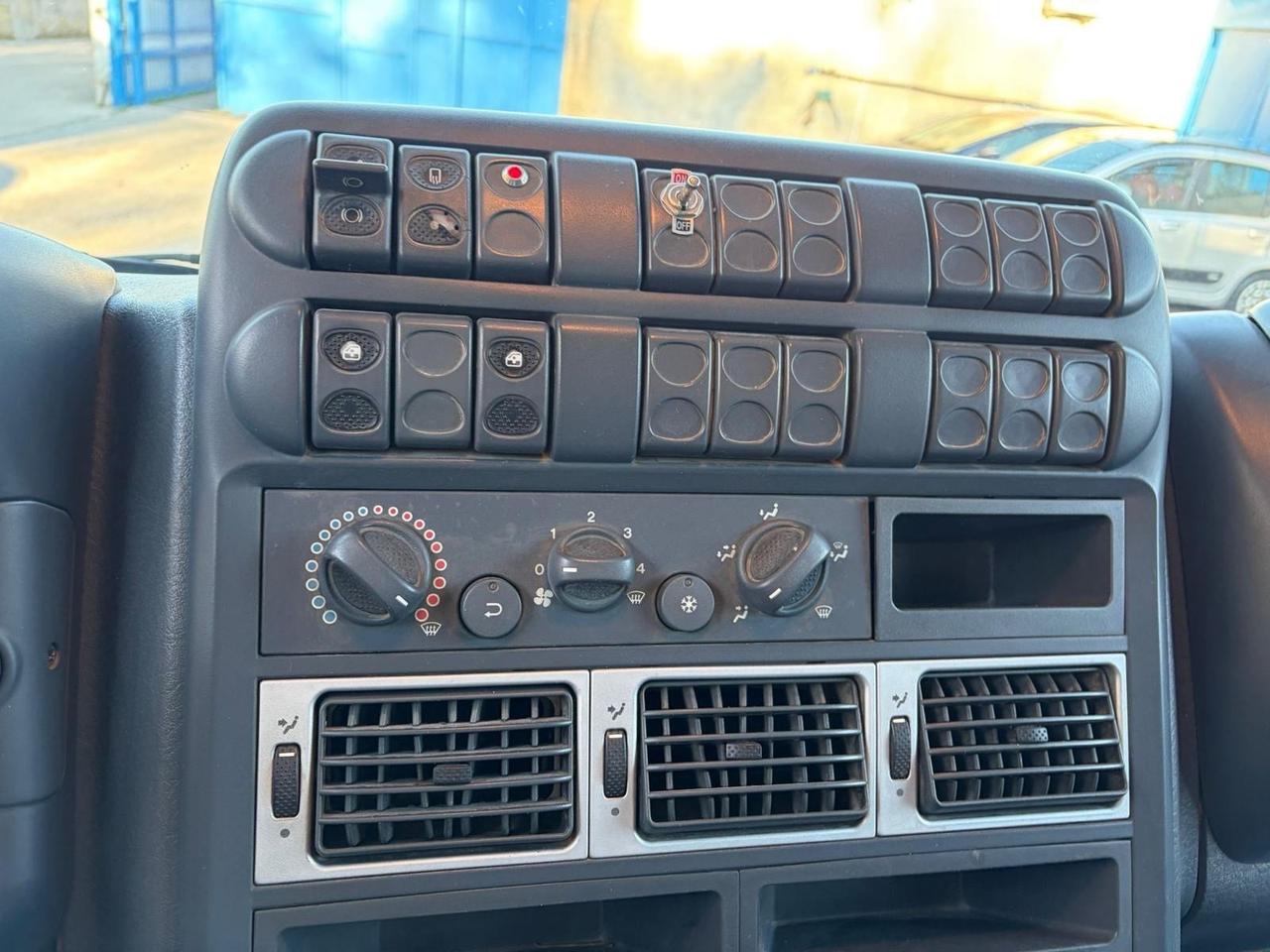 Iveco Eurocargo 75e17 cassone con gru fissa-2006