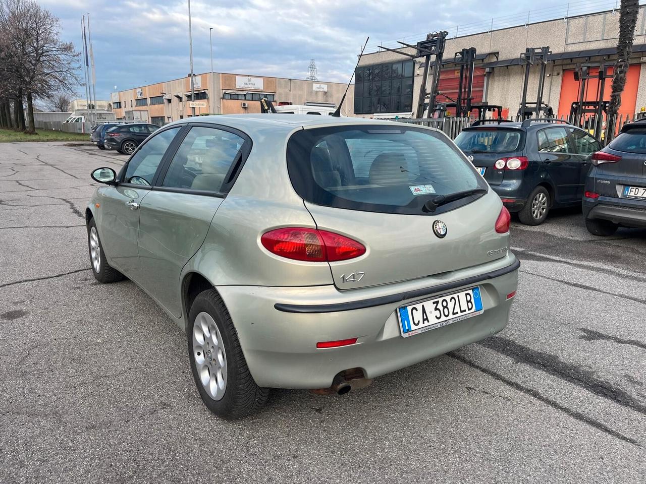 Alfa Romeo 147 1.6i 16V Twin Spark cat 5p. Distinctive