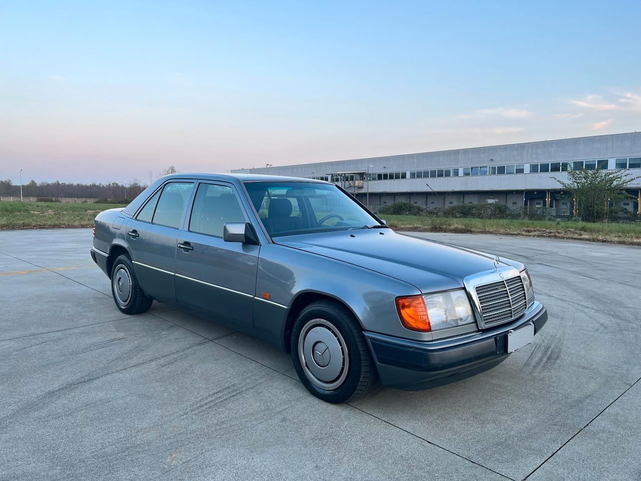 MERCEDES-BENZ E 200