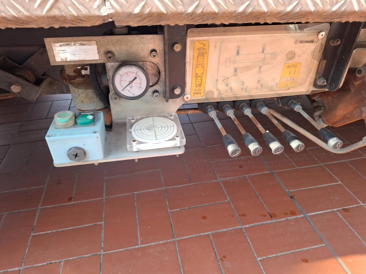 IVECO DAILY CON PIATTAFORMA MOBILE