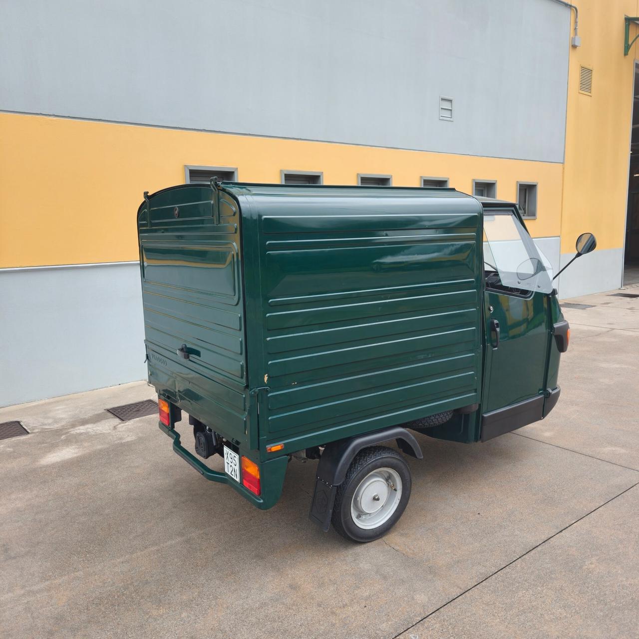 Piaggio Ape 50 con Cassone chiuso