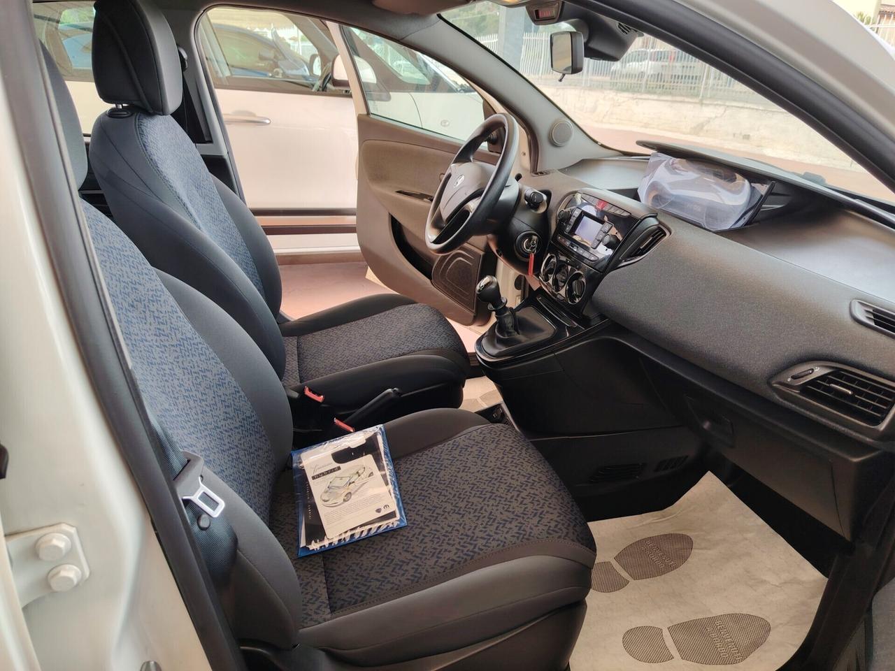 Lancia Ypsilon 1.0 FireFly 5 porte Hybrid Ecochic Silver 5700km