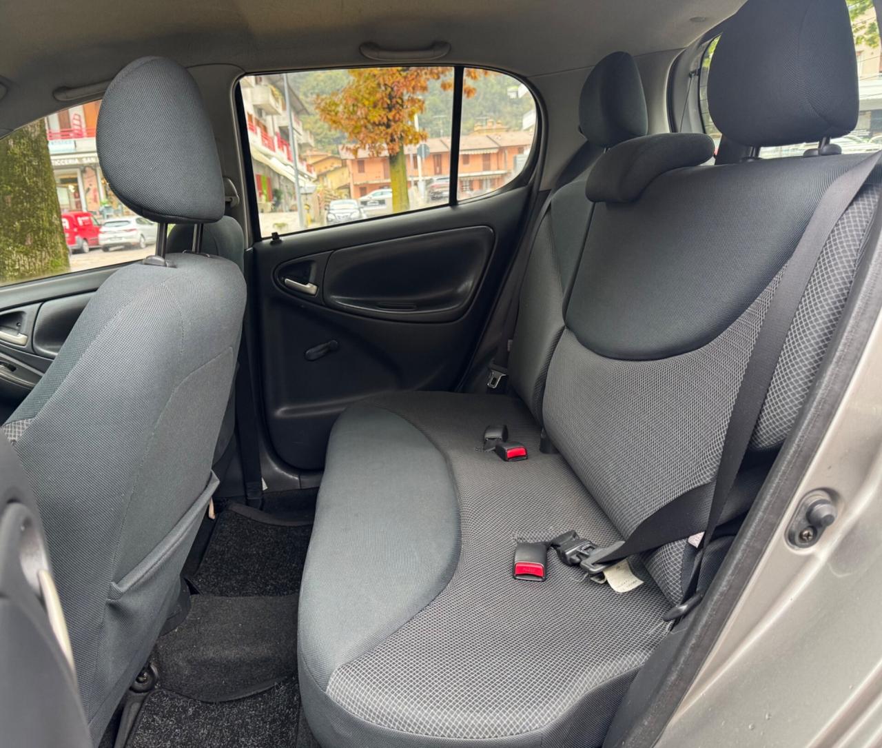 Toyota Yaris 1.0i 16V cat 5 porte OK NEOPATENTATI