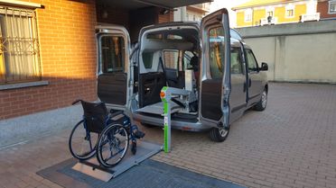 Fiat Doblo trasporto disabili pedana