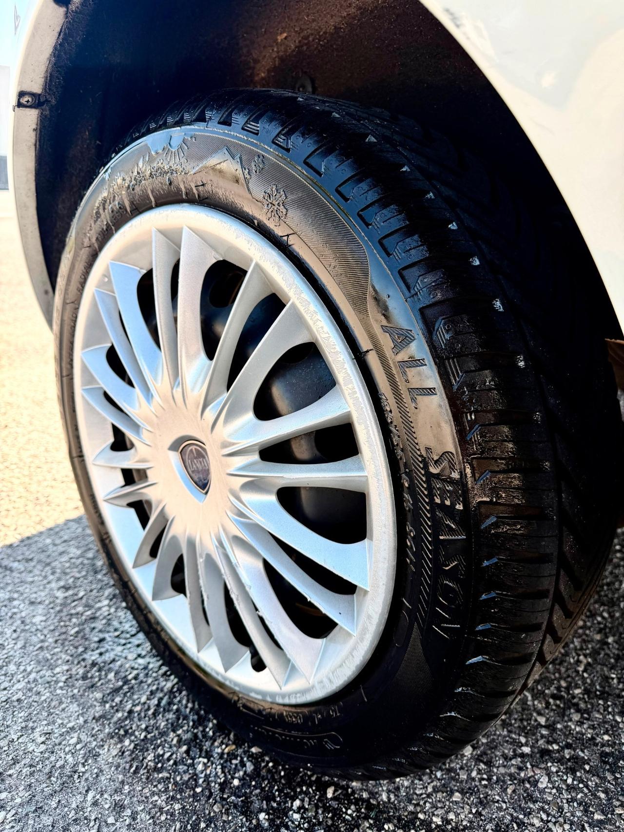 LANCIA YPSILON 1.2 BENZINA - NEOPATENTE