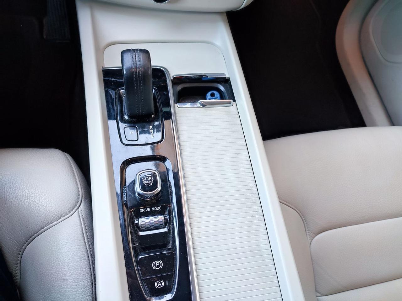 Volvo XC 60 2.0 B4 MHEV Momentum Pro #7446