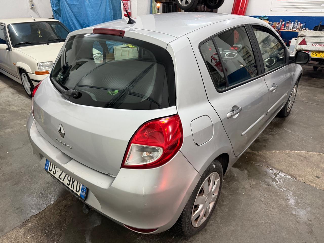 Renault Clio 1.2 con gancio traino e carrello compreso