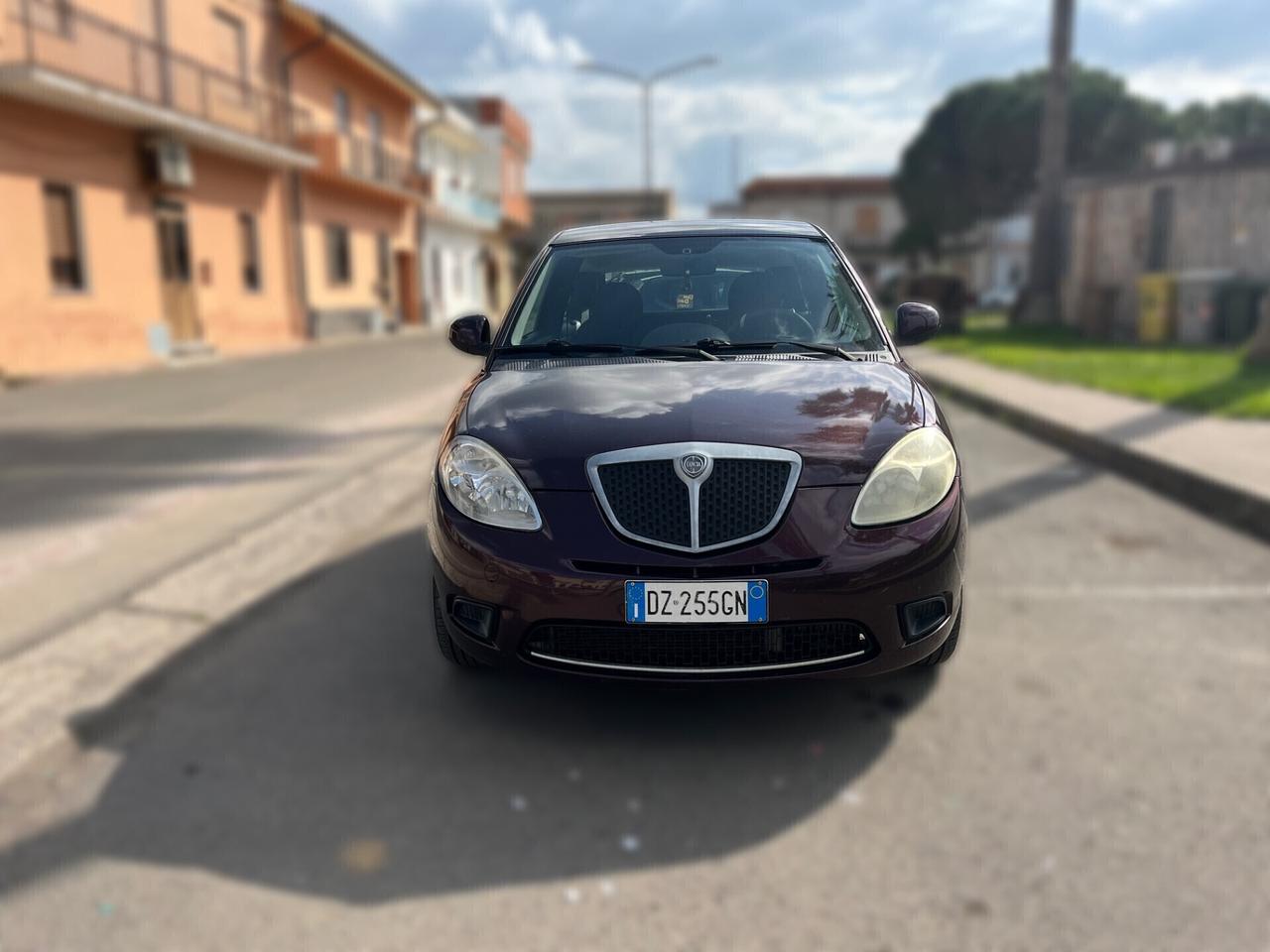 Lancia Ypsilon 1.3 MJT 75 CV Versus