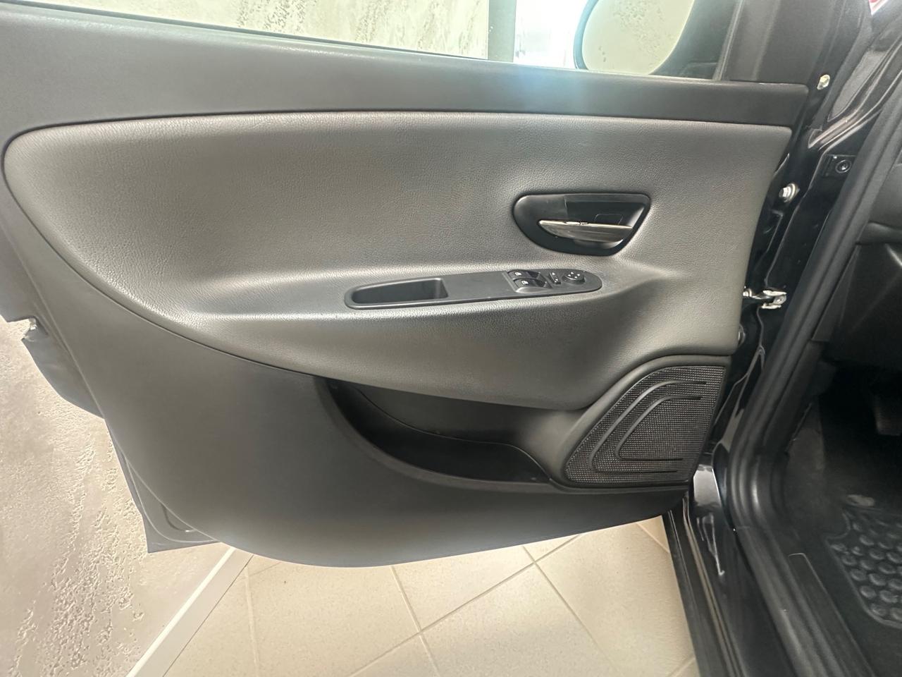 Lancia Ypsilon 1.2 69 CV 5 porte Platinum