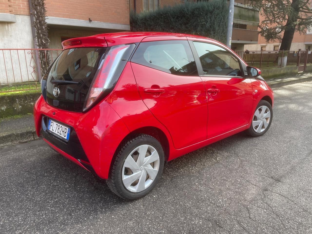 Toyota Aygo 1.0 VVT-i 69 CV 5 porte x-wave Bordeaux TSS