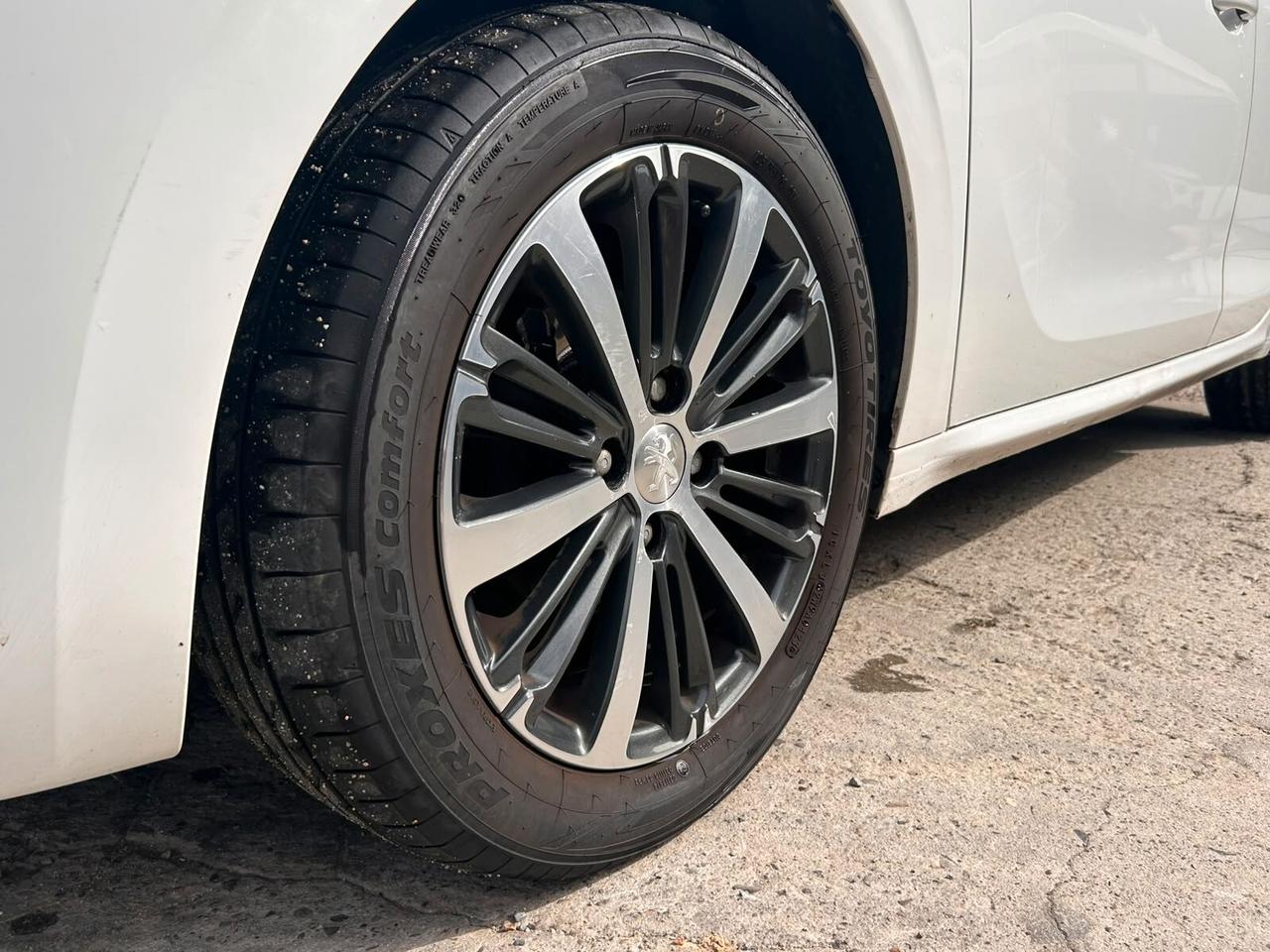 Peugeot 208 PureTech 82 5 porte Allure