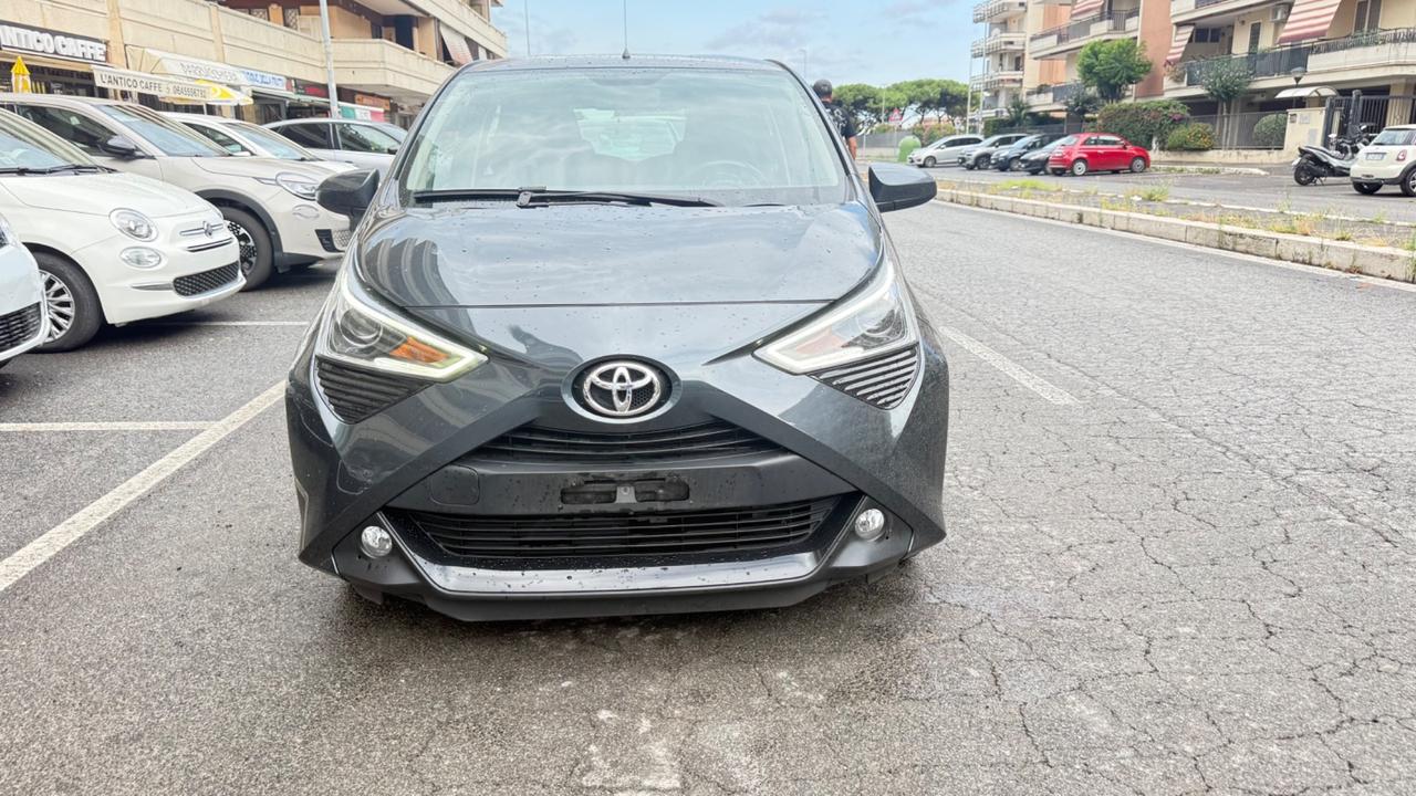 Toyota Aygo 1.0 VVT-i 72 CV 5 porte x-play MMT C.AUTOMATICO LED NAVI KAMERA PDC CERCHI 16