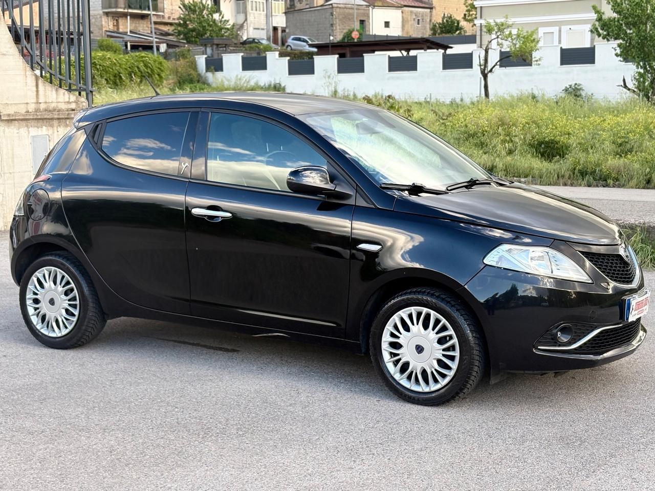 Lancia Ypsilon 1.2 69 CV 5P Gold UCONNECT Blue&Me