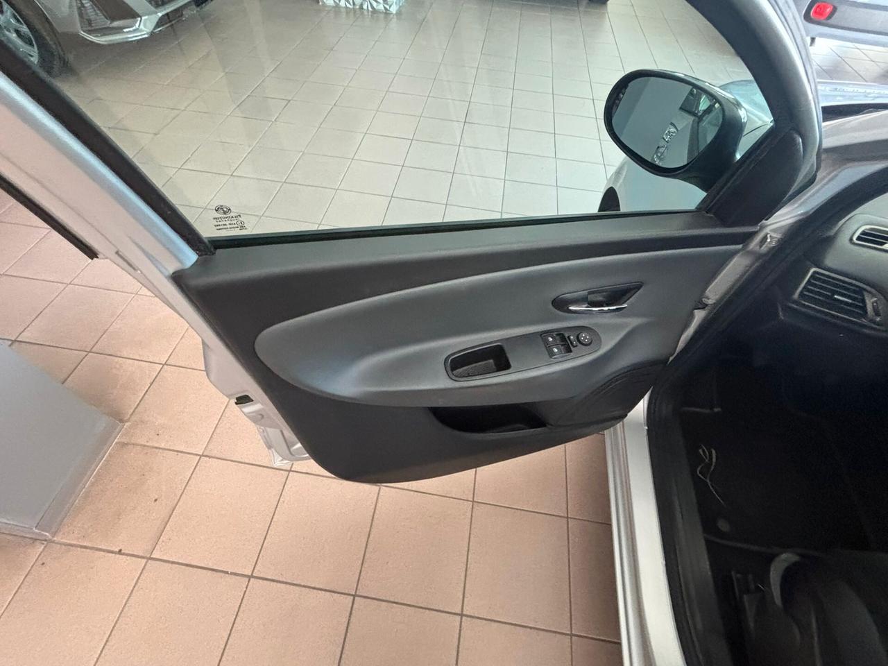 Lancia Ypsilon 1.2 69 CV 5 porte S&S Silver
