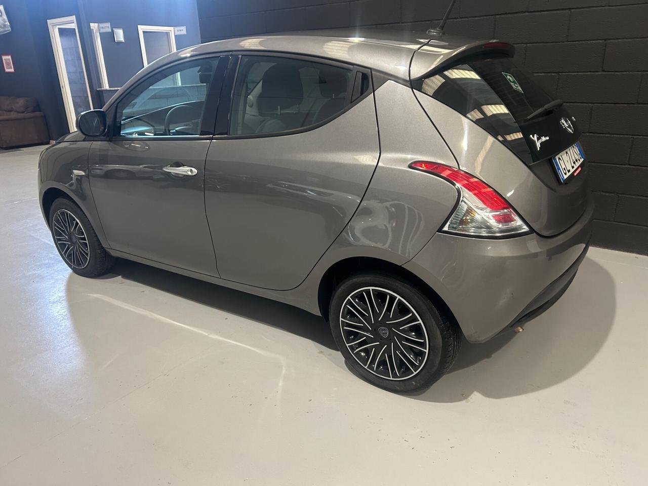 Lancia Ypsilon 1.0 FireFly 5 porte S&S Hybrid Ecochic Silver