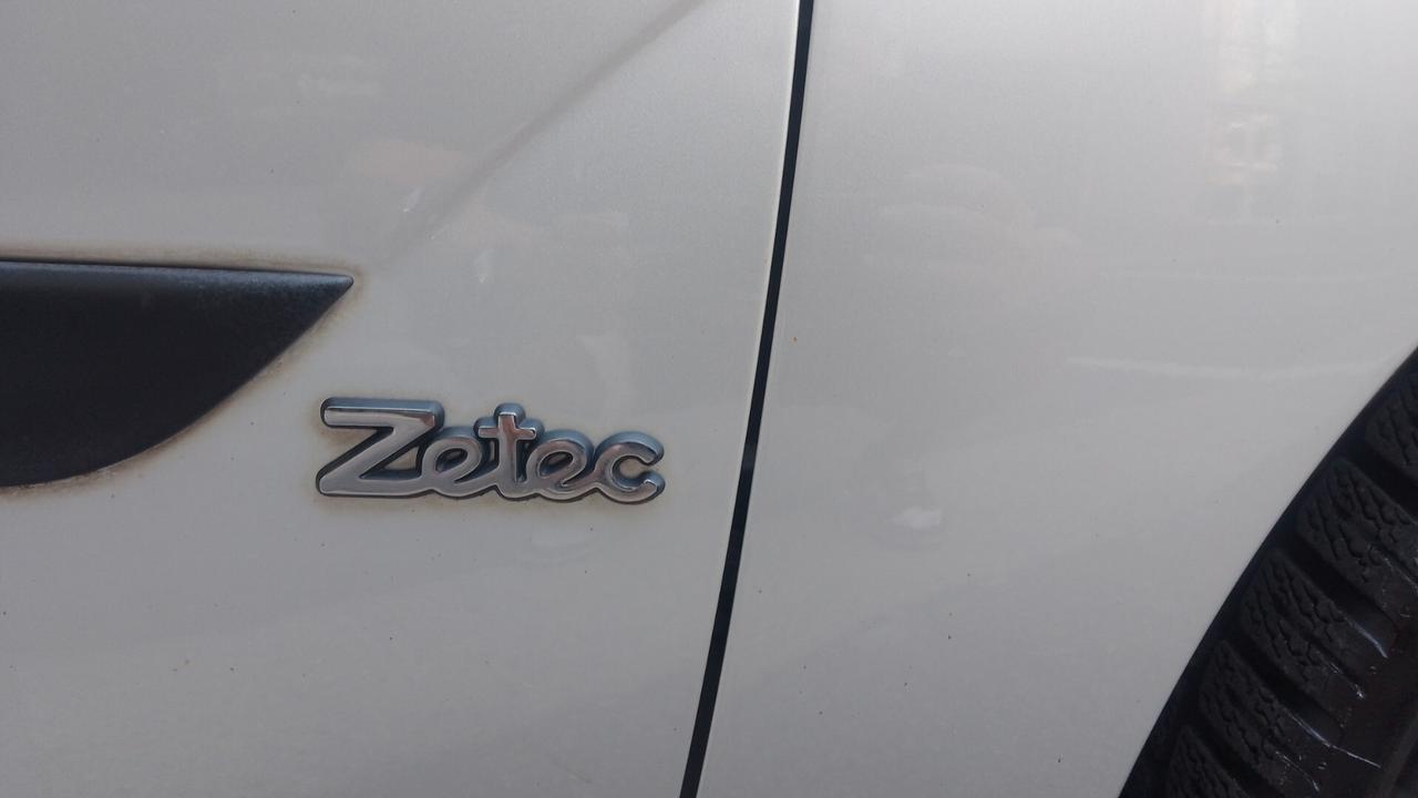 Ford Focus 1.6i 16V cat 5p. Zetec neopatentati