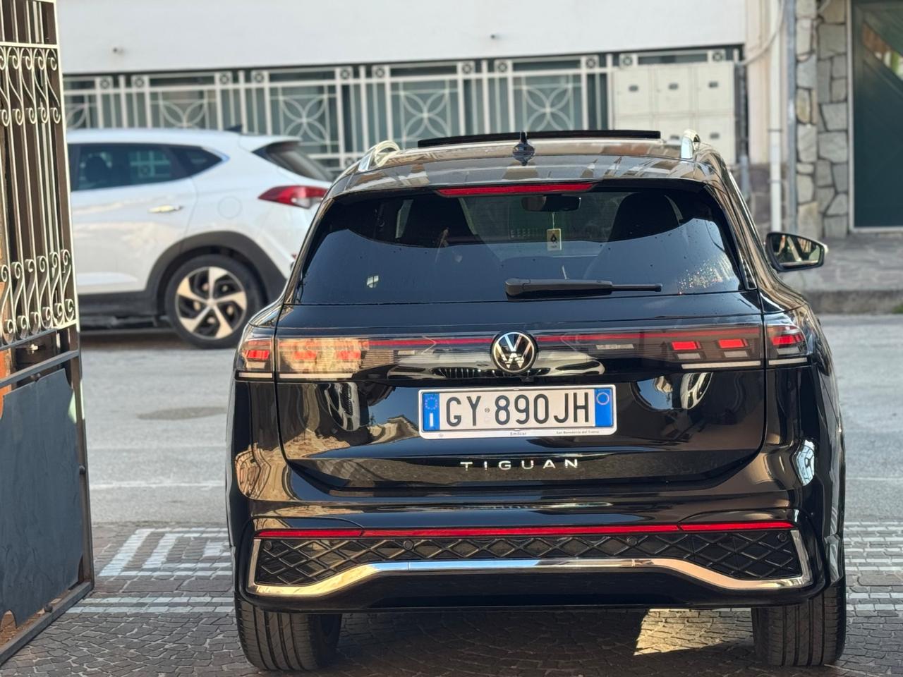 Volkswagen Tiguan 2.0 TDI 150 CV DSG R-Line TETTO IVA DEDUCIBILE