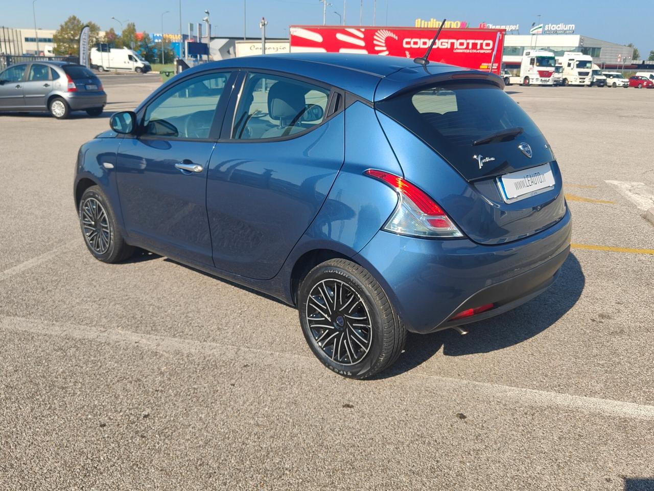 Lancia Ypsilon 1.0 FireFly 5 porte S&S Hybrid Silver