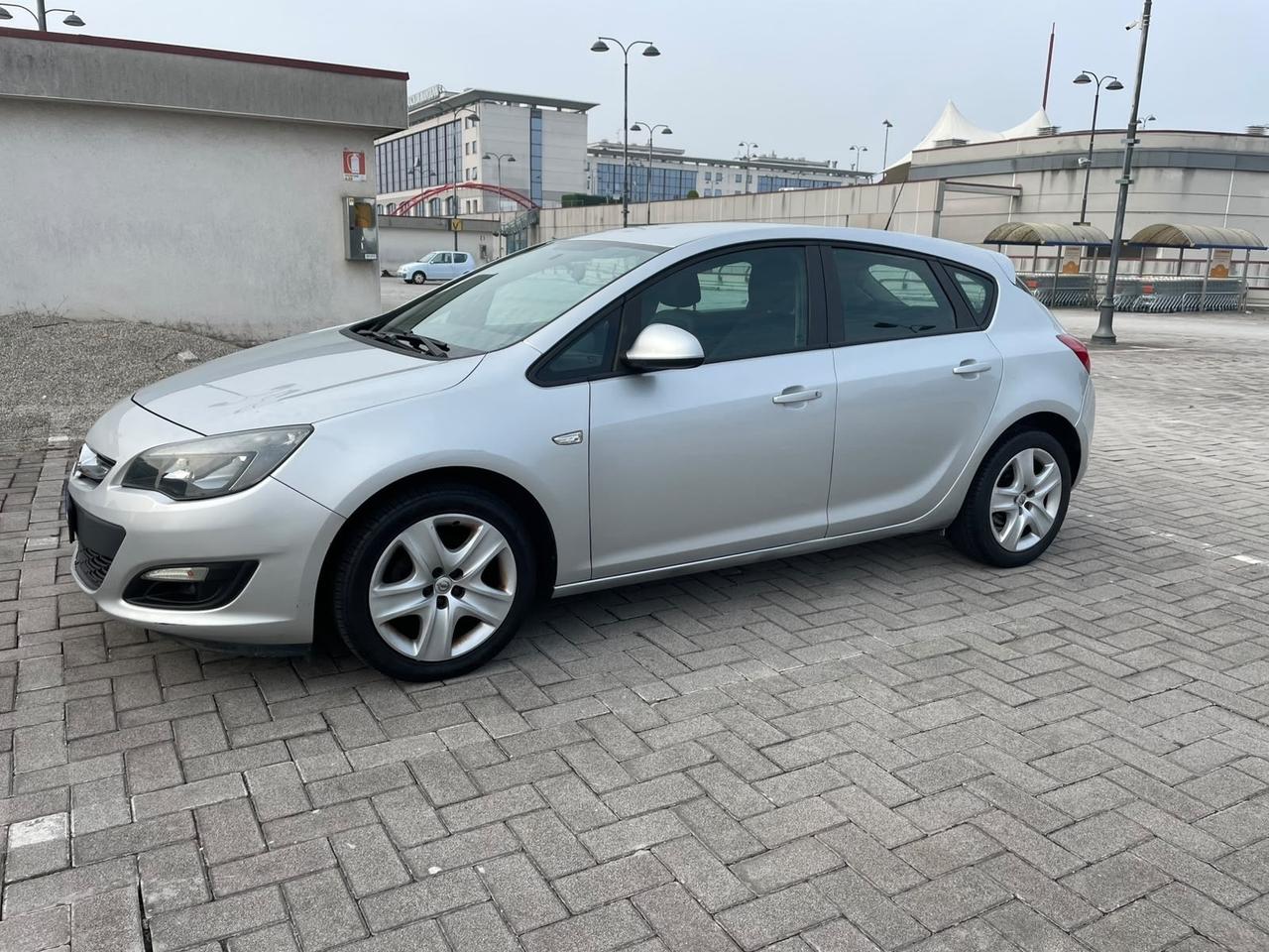 Opel Astra 1.4 100CV 5 porte Cosmo