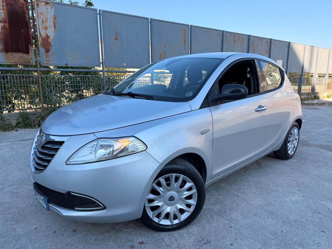 New Lancia Ypsilon 1.2benz 5portGPL Gold Full Perfett