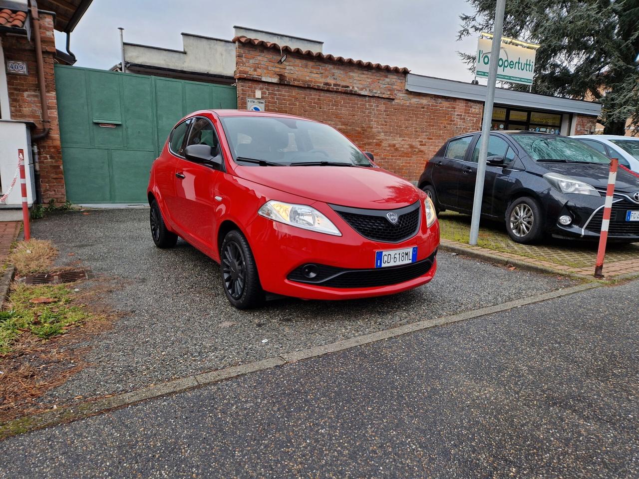 Lancia Ypsilon Hybrid 1.0 70CV "23.800 km" Bluetooth, Sensori p.