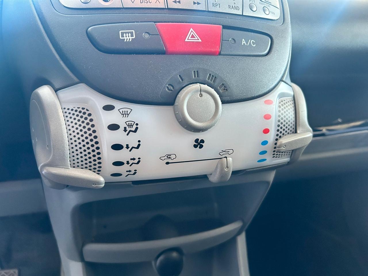 Peugeot 107 1.0b X NEOPATENTATI 2011