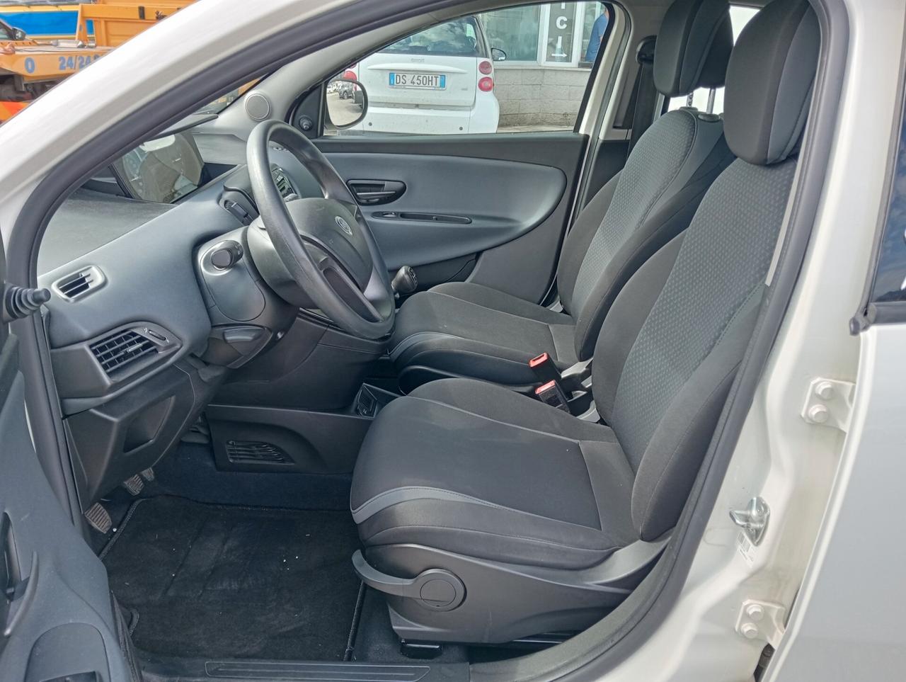 Lancia Ypsilon 1.2 69CV 5 porte OK NEOPATENTATI