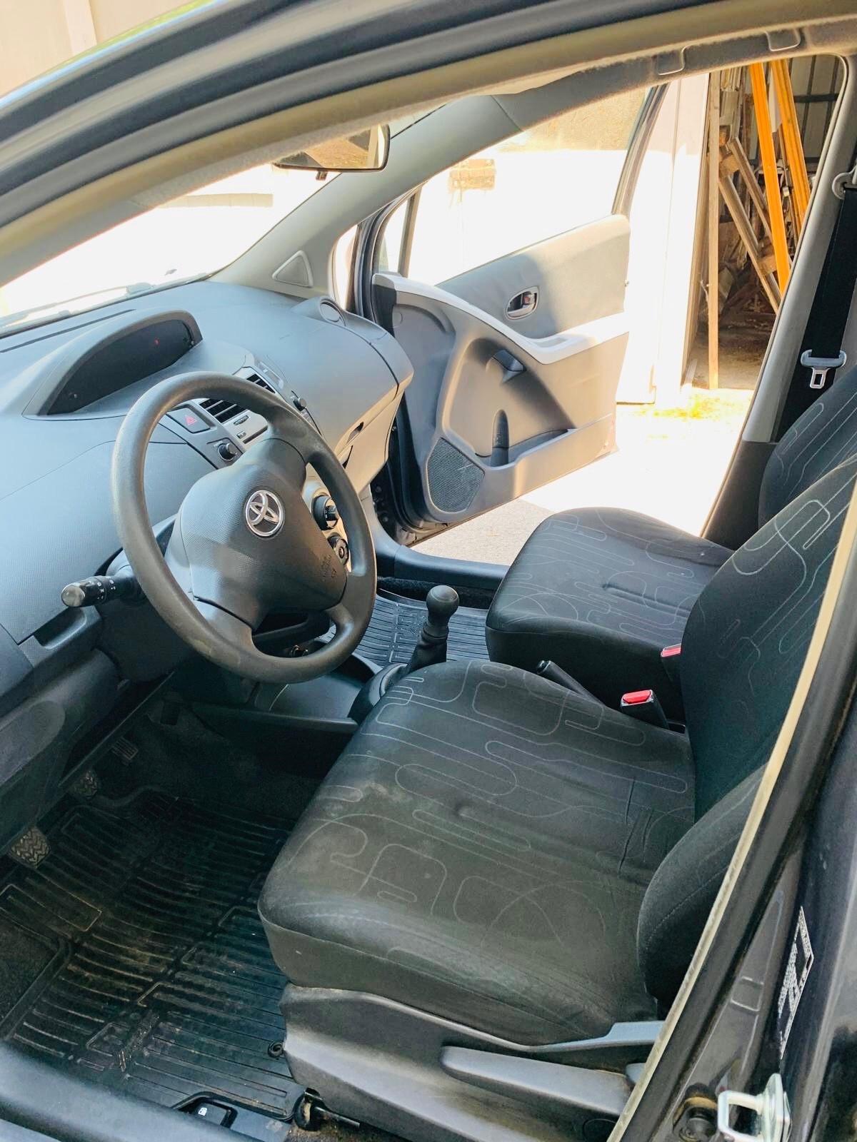 Toyota Yaris 1.0 benzina 2011 130.000km neo patentati
