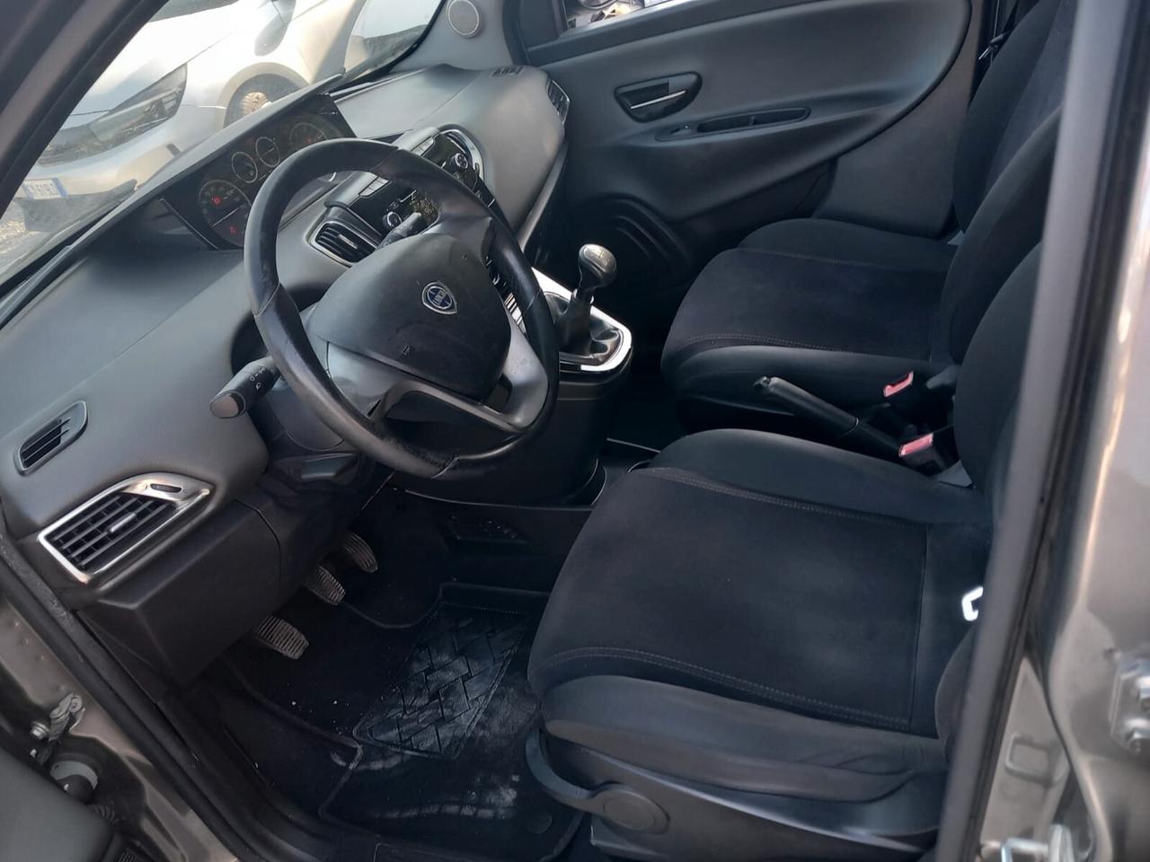 Lancia Ypsilon 1.3 MJT 75 CV Unyca