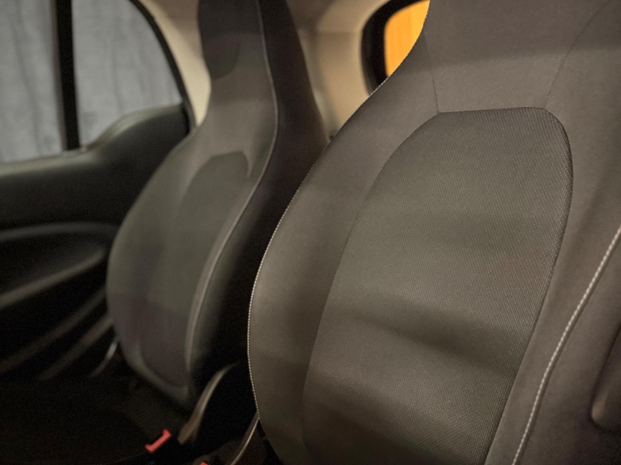 BELLISSIMA SMART FORTWO ADATTA A NEOPATENTATI CON TETTO PANORAMICO CON SOLI 69.625 KM