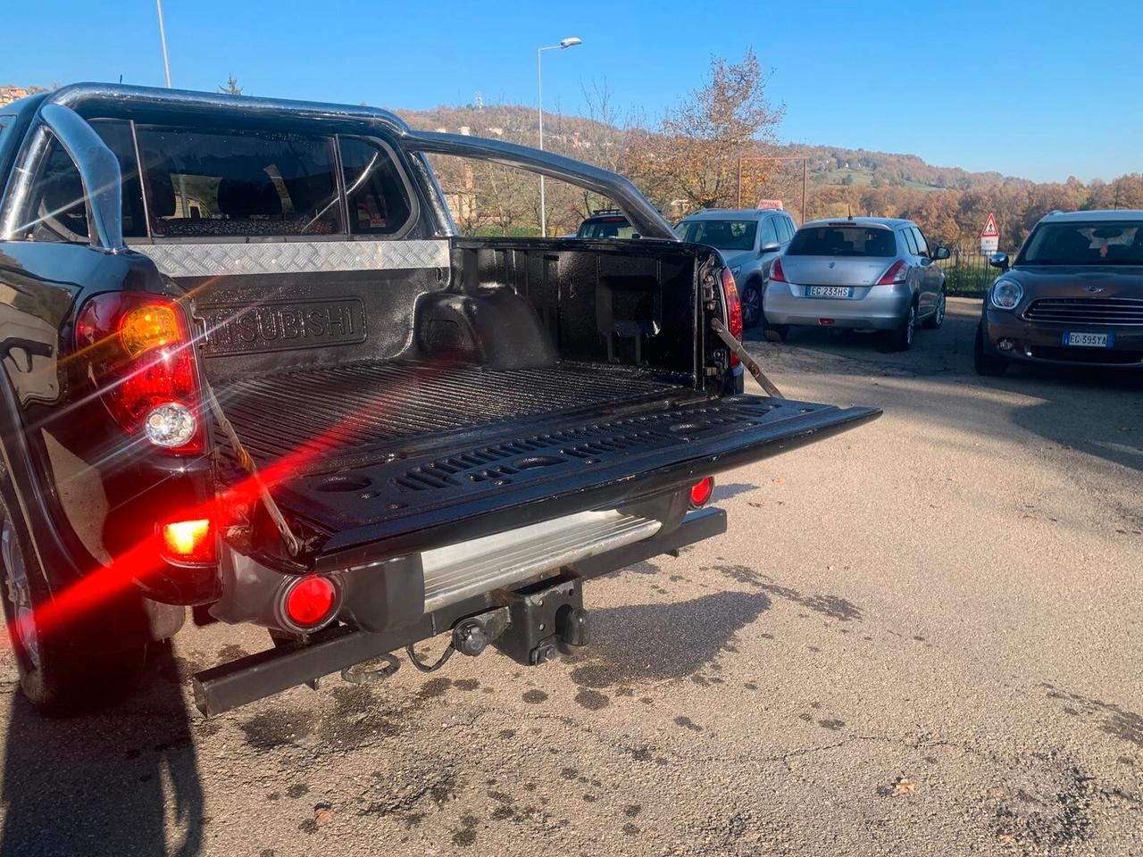 Mitsubishi L200 doppia cabina-5 posti-130000 km-gancio traino- full gls targhet-copricassone