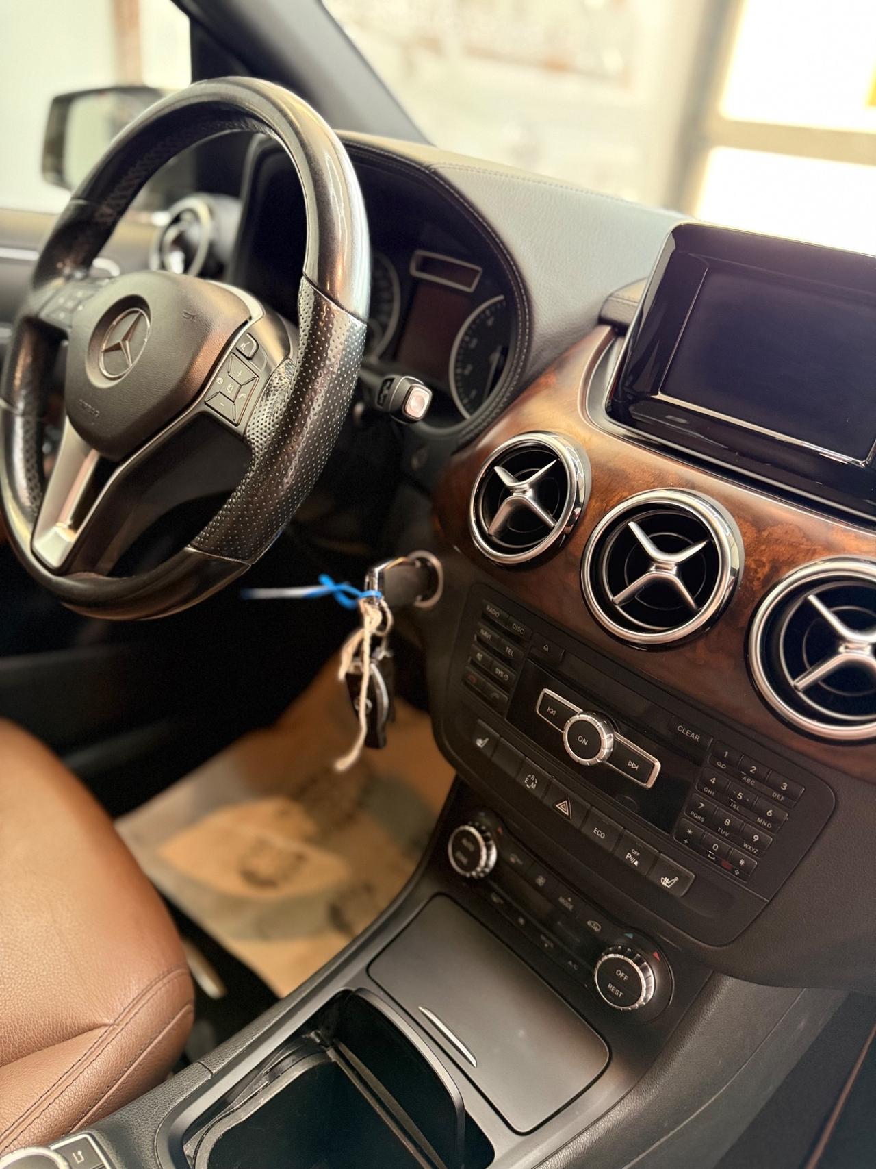 Mercedes-benz B 200 NGD Premium