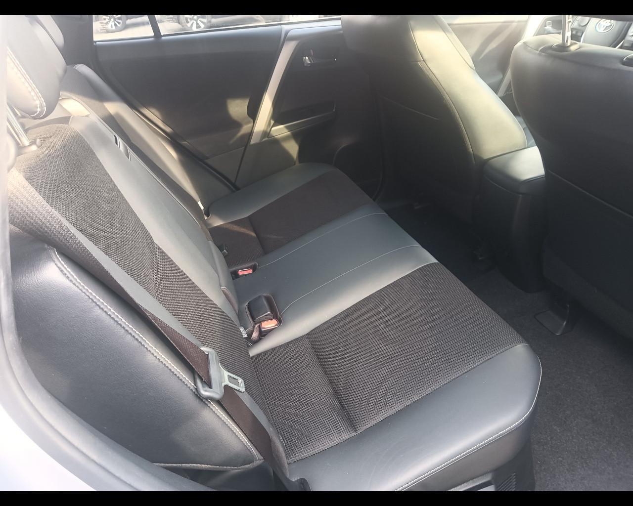 TOYOTA Rav4 IV - Rav4 2.5 vvt-i hybrid Lounge 2wd e-cvt my17