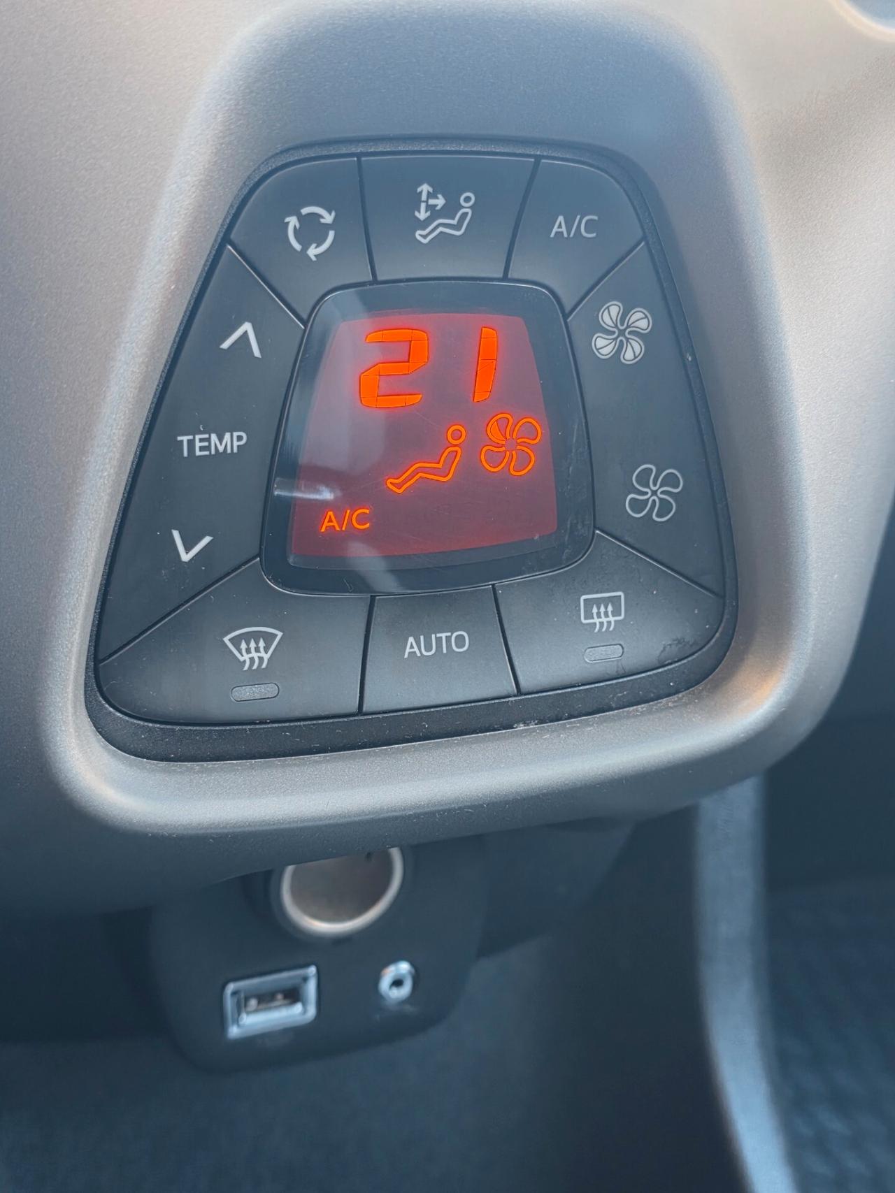 Toyota Aygo 1.0 VVT-i 69 CV 5 porte x-Play