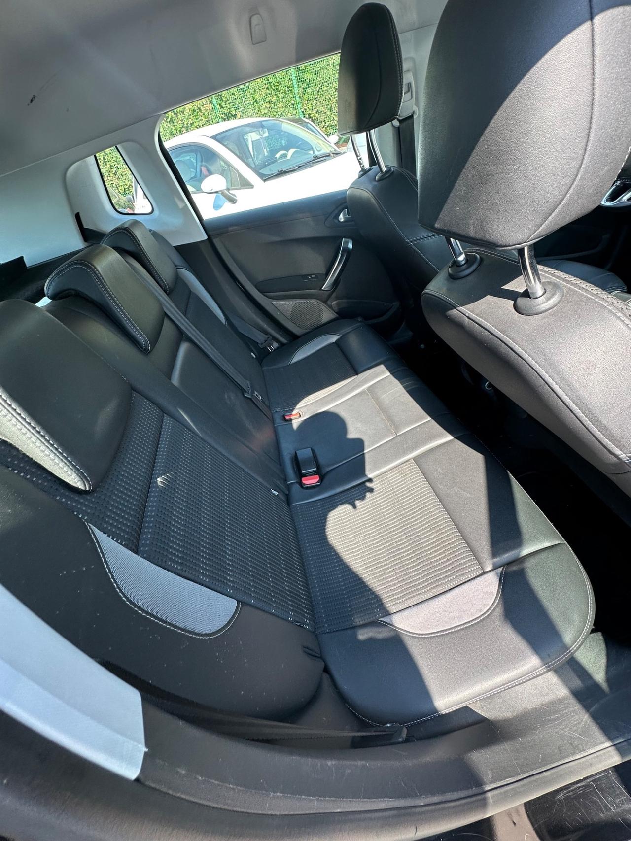Peugeot 2008 1.6 e-HDi 115 CV Stop&Start Allure