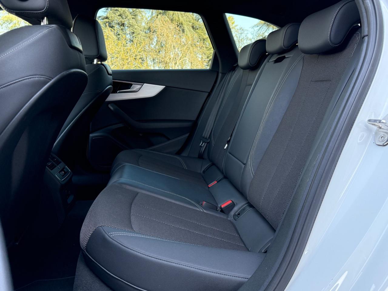Audi A4 Avant 40 TDI quattro S tronic S line|BLACK LINE