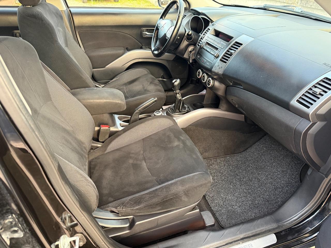 Mitsubishi Outlander 2.0 DI-D Instyle 7 p.ti DPF