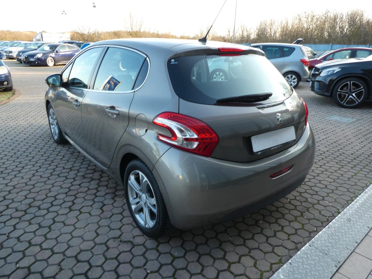 Peugeot 208 1.2 VTi 82 CV 5 porte OK NEOPATENTATI