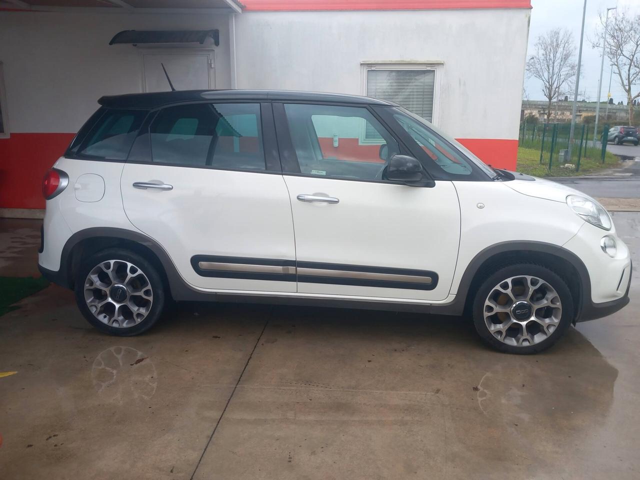 Fiat 500L 1.3 Multijet 95 CV Trekking TETTO NAVI RETROCAMERA SENSORI R 17 AUTOMATICA F 1 AL VOLANTE