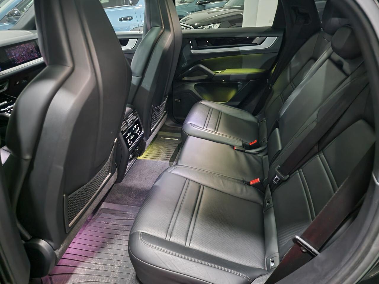 Porsche Cayenne Coupé 3.0 V6 E-Hybrid Iva esposta.