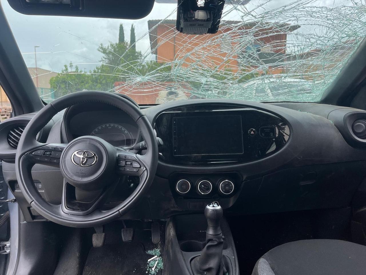 Pacchetto 2 auto incidentate : AYGO X - Hyundai I10