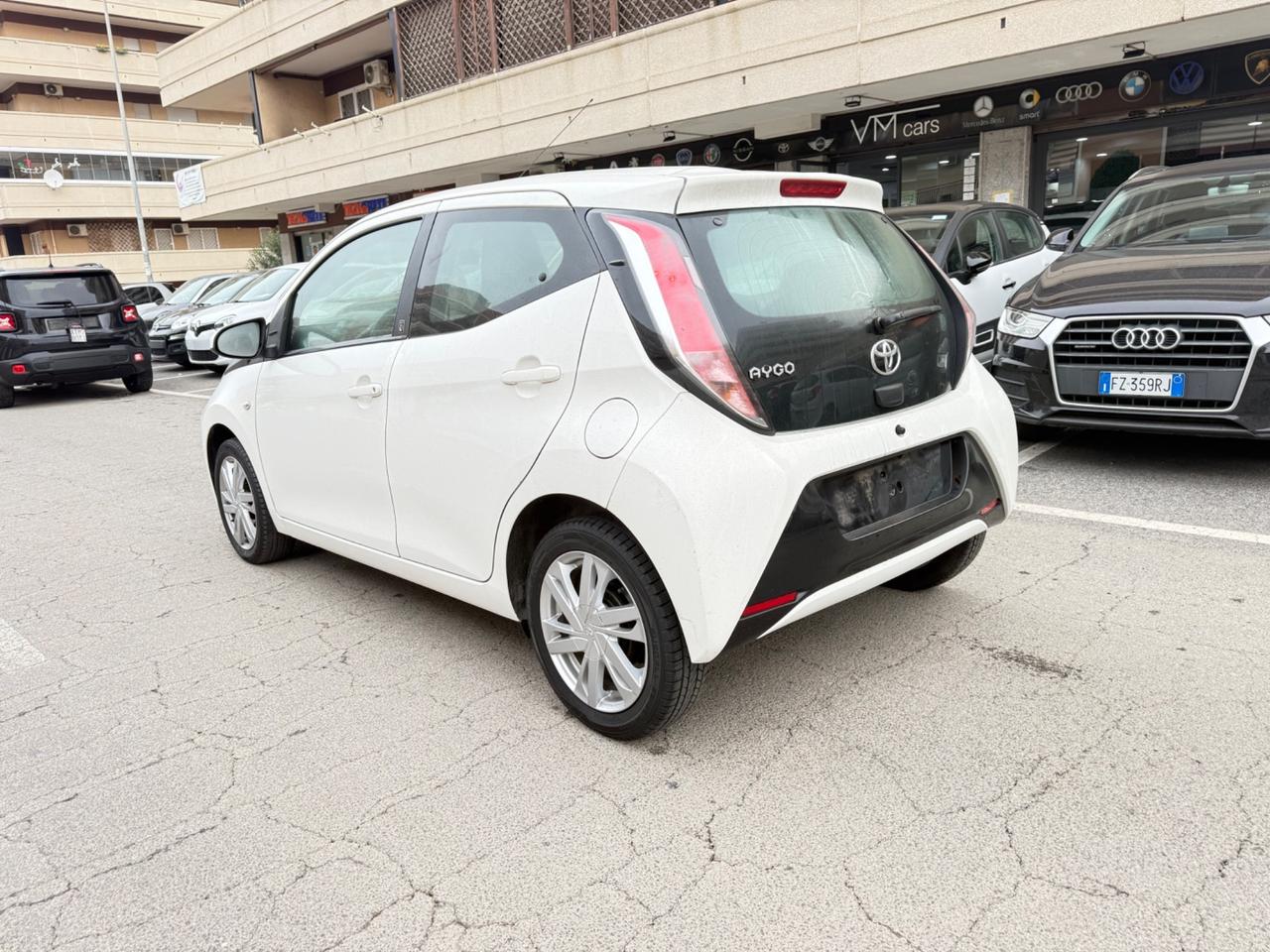 Toyota Aygo 1.0 VVT-i 72 CV 5 porte x-play LED NAVI KAMERA PDC BLUETOOTH CERCHI 16 CAR PLAY