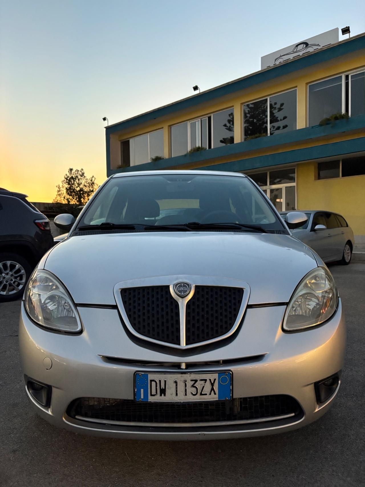Lancia Ypsilon 1.3 MJT 75 CV Versus