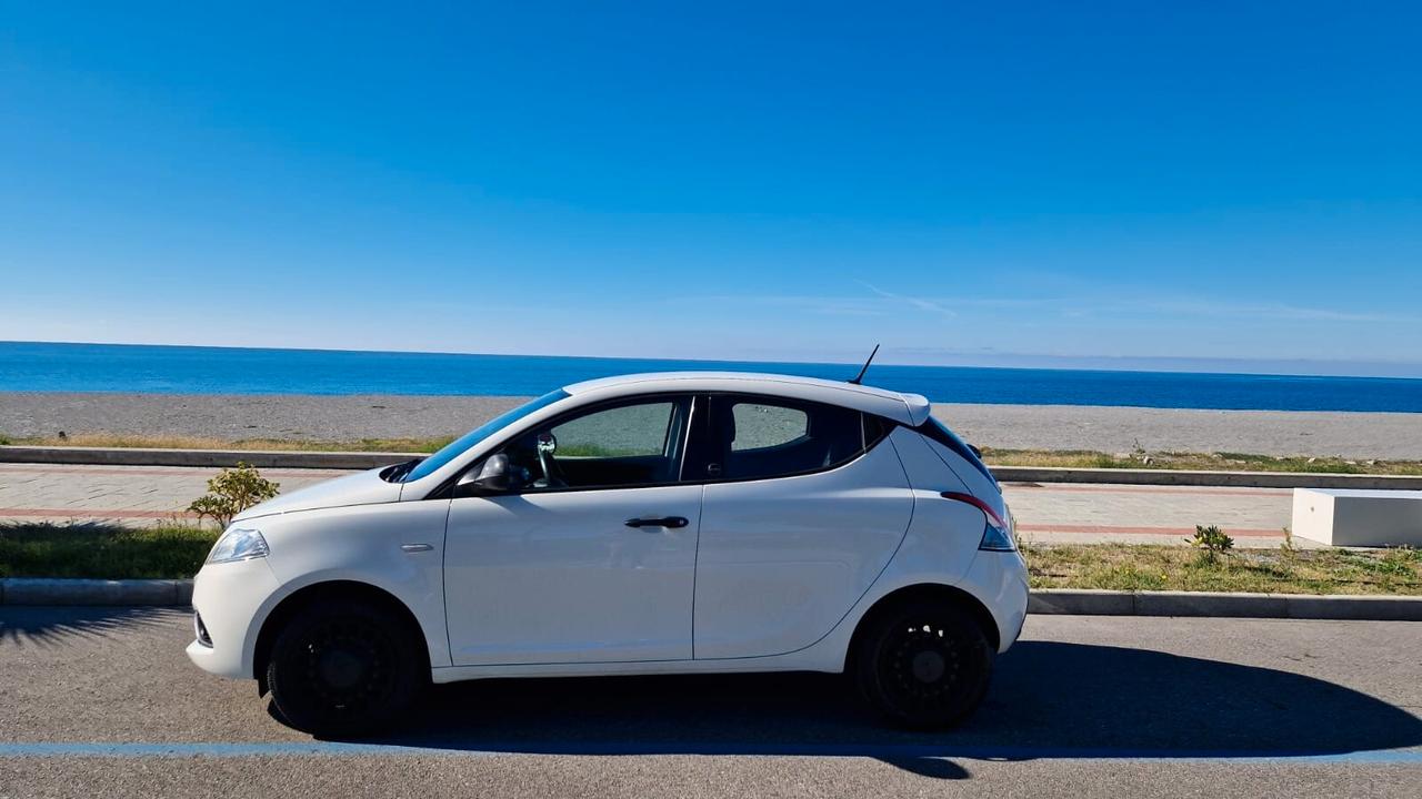 Lancia Ypsilon 1.0 FireFly 5 porte S&S Hybrid Ecochic Silver