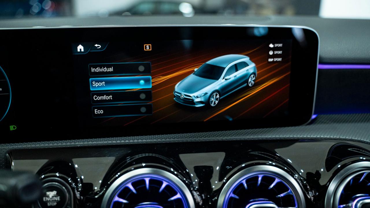 Mercedes-benz A 180 D PREMIUM PLUS AMG TETTO PACK LUCI XENO NAVI FULL