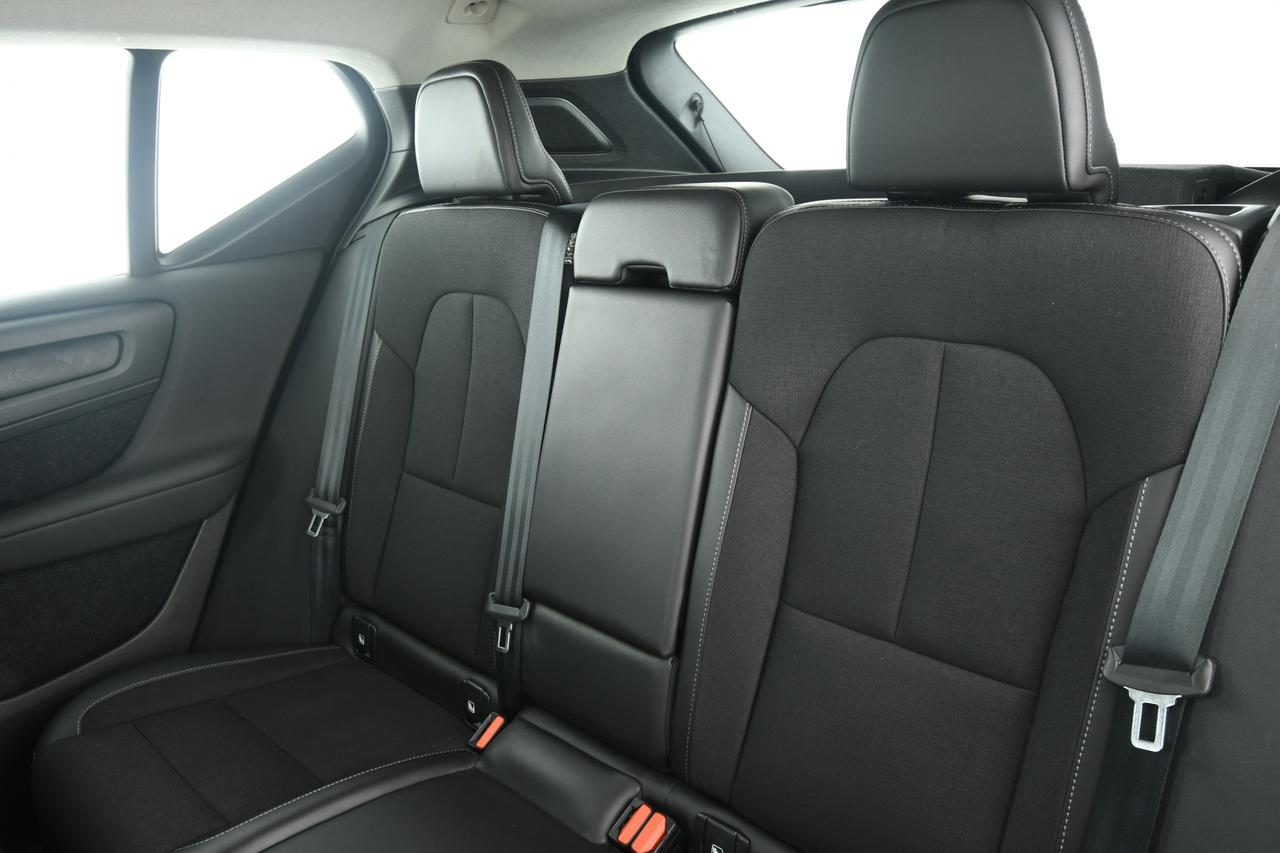 VOLVO XC40 2.0 d4 Momentum awd geartronic PELLE+LED+C19"