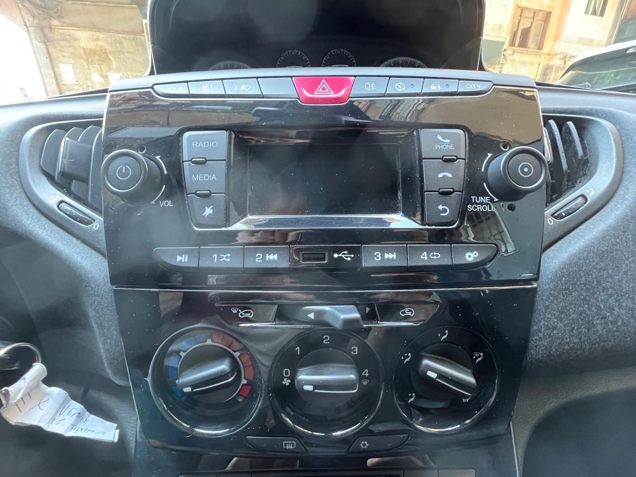 Lancia Ypsilon 1.0 FireFly 5 porte S&S Hybrid Ecochic Silver